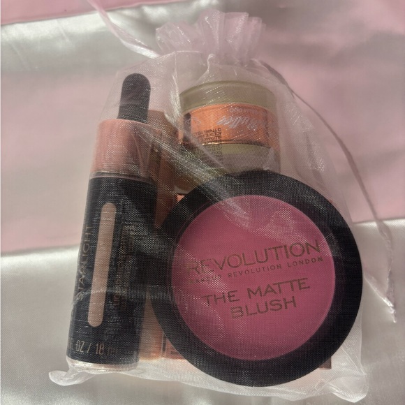 Mystery bag of 5 pieces of makeup. - Picture 4 of 4